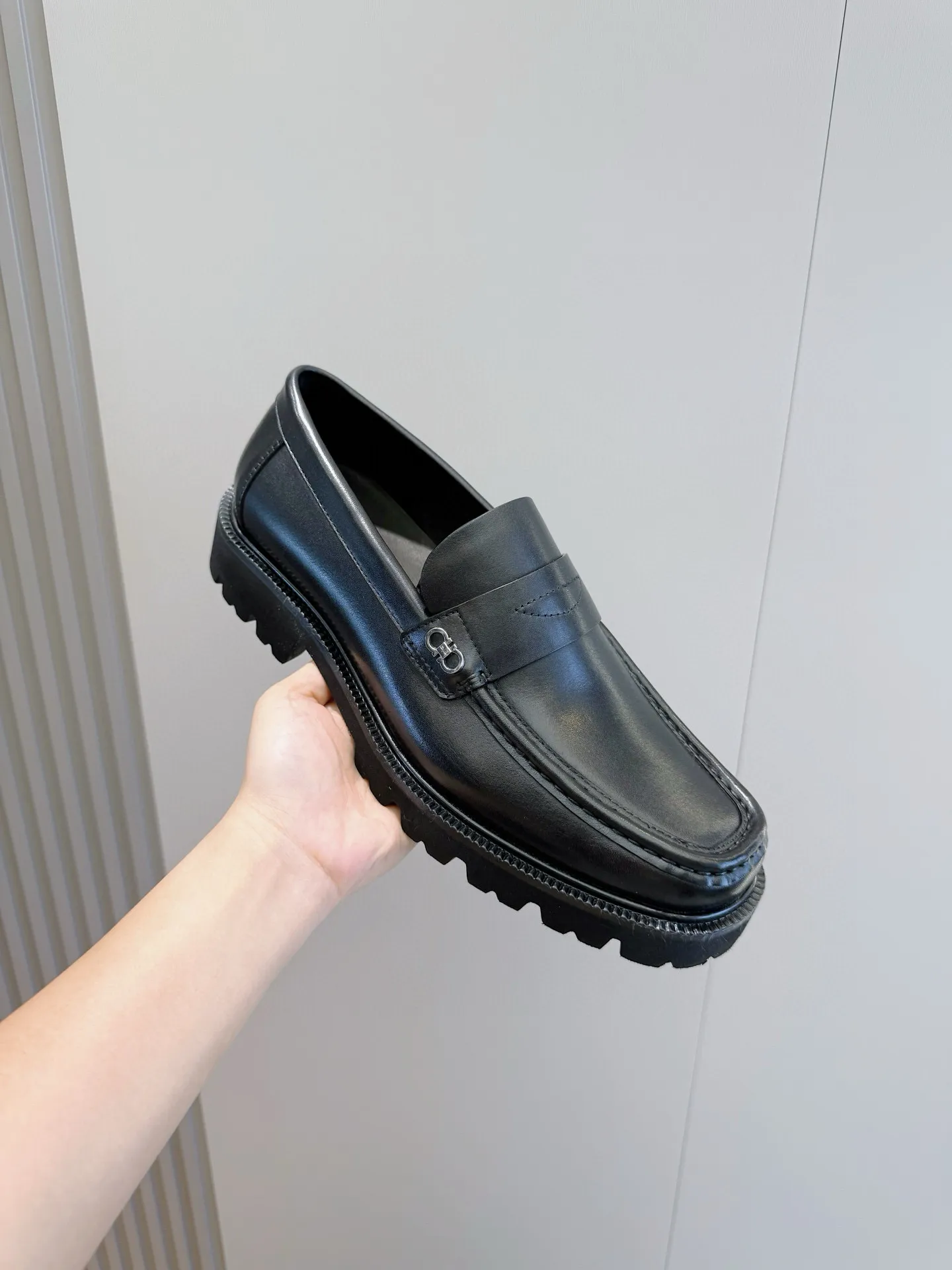 [Ferragamo] Top P: 760💰 Number of yards: 39~44 (38.45. Customized, non-returnable) Ferragamo men's leather derby shoes. The new derby shoes are light in texture and cool in style. They adopt exquisite eyelet uppers and novelly define urban trends. Made of brushed cowhide, it has a plump and rounded toe box and is decorated with delicate wingtip decorative details. Imported cowhide + cowhide lining.